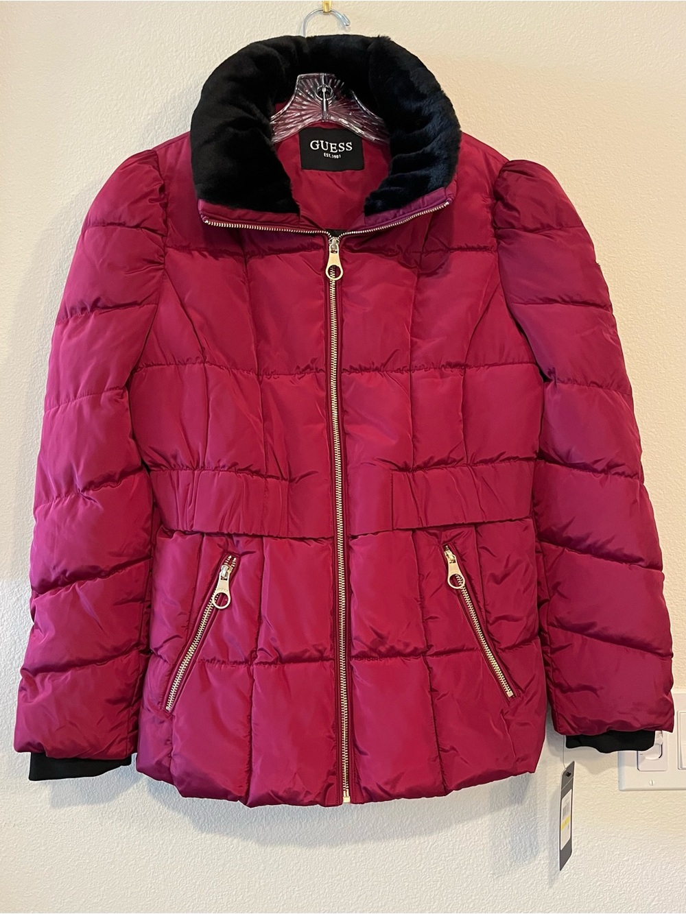 GUESS Women Magenta Puffer Coat/Jacket with Black Faux Fur Collar. NEW Not USED